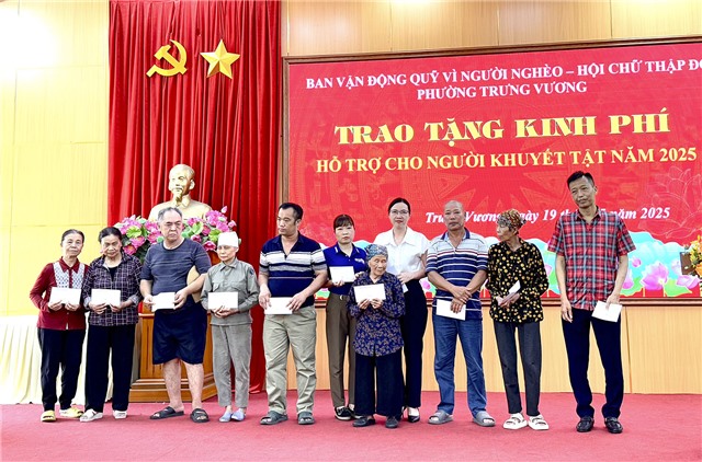 Trao kinh phí hỗ trợ người khuyết tật có hoàn cảnh khó khăn phường Trưng Vương 