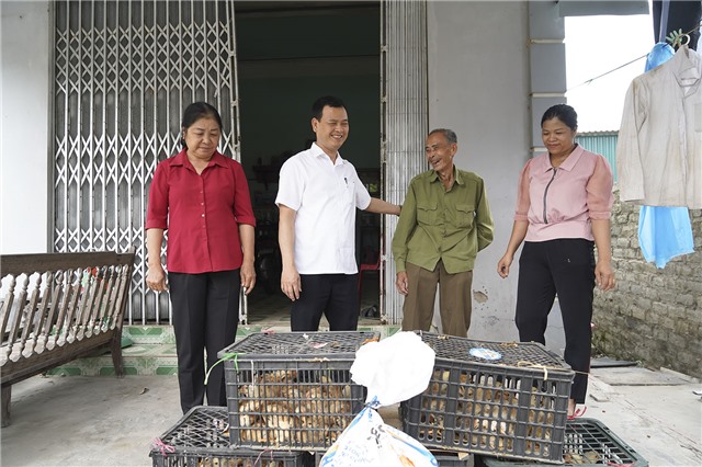 Ban Vận động Quỹ “Vì người nghèo” thành phố trao hỗ trợ con giống cho các hộ đặc biệt khó khăn tại phường Phương Nam và Nam Khê