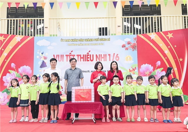 Đồng chí Phó Bí thư 32Win10 bảo mật tối đa thăm, chúc mừng các cháu thiếu nhi Trường Mầm non Thanh Sơn nhân dịp 1/6
