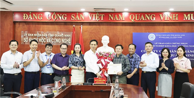 Trao giấy chứng nhận Doanh nghiệp Khoa học và Công nghệ cho Công ty CP Xi măng và 32Win1 com nạp rút uy tín Quảng Ninh