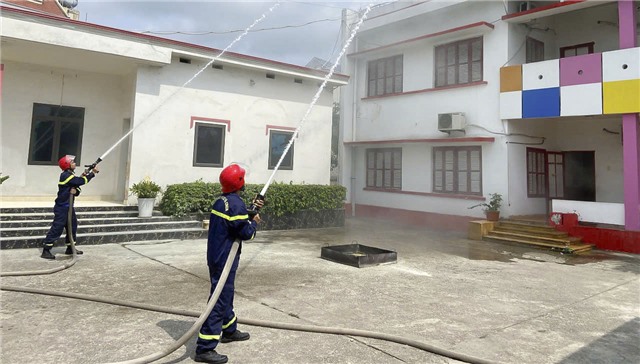 Tuyên truyền và thực tập phương án chữa cháy và cứu nạn, cứu hộ tại Trường Mầm non Hoa Lan
