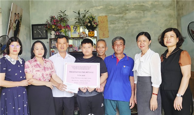 Trao kinh phí đỡ đầu cho trẻ em có hoàn cảnh khó khăn trên địa bàn phường Yên Thanh