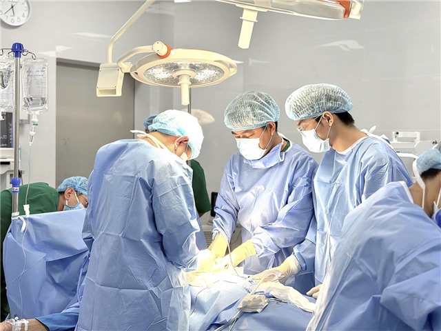 Cứu sống bệnh nhân 73 tuổi bị tắc ruột do u đại tràng phức tạp tại Bệnh viện Đa khoa Quốc tế Hà Nội – Quảng Ninh