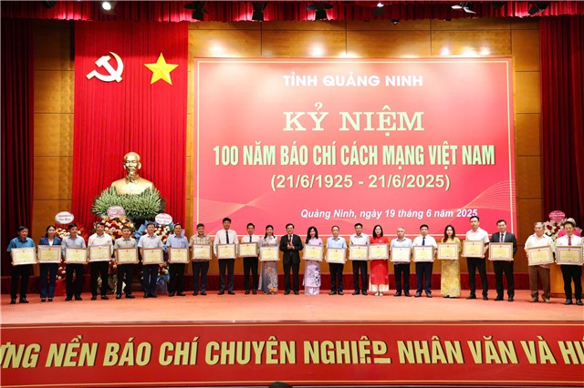 Trung tâm TTVH 32Win12 com tại tài khoản được UBND tỉnh tặng Bằng khen tại Lễ kỷ niệm 100 năm Ngày Báo chí Cách mạng Việt Nam
