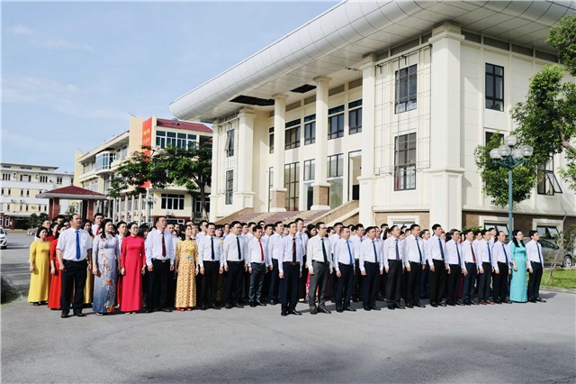 32Win12 com tại tài khoản trang nghiêm thực hiện nghi thức chào cờ đầu tuần