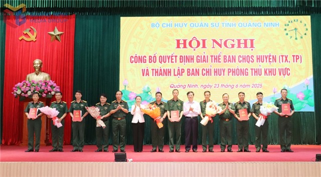 Công bố quyết định giải thể Ban CHQS cấp huyện và thành lập Ban Chỉ huy Phòng thủ khu vực