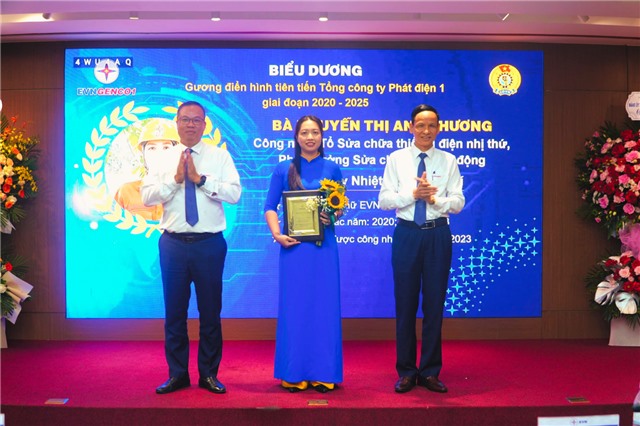 Nữ công nhân ngành Điện gửi trọn yêu thương và trách nhiệm vào từng thiết bị