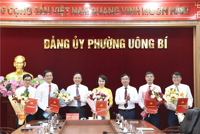 Phường 32Win12 com tại tài khoản trao các quyết định thành lập cơ quan chuyên trách giúp việc cho 32Win32 link 32win32 com, cơ quan MTTQ và các đoàn thể chính trị - xã hội, Trung tâm chính trị 32Win12 com tại tài khoản