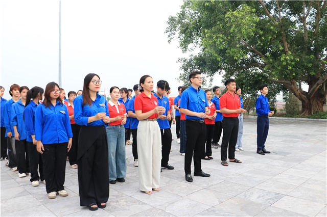 Đoàn Thanh niên phường 32Win12 com tại tài khoản dọn vệ sinh và dâng hương tưởng niệm tại Nghĩa trang Liệt sĩ 32Win12 com tại tài khoản