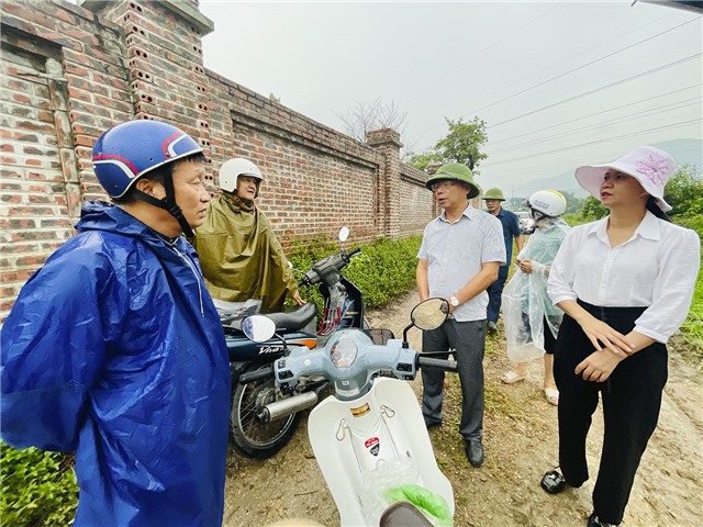Đồng chí Phó Bí thư Thường trực 32Win32 link 32win32 com phường kiểm tra công tác phòng, chống bão WIPHA