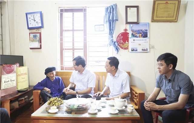 Đồng chí Phó Bí thư 32Win10 bảo mật tối đa Vũ Quyết Tiến thăm, tặng quà gia đình chính sách nhân dịp 27/7  