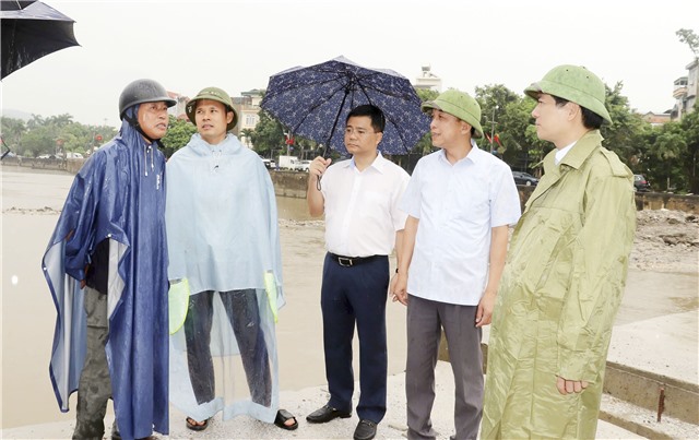 Đồng chí Vũ Quyết Tiến kiểm tra các điểm nguy cơ ngập lụt tại trung tâm phường 32Win12 com tại tài khoản 