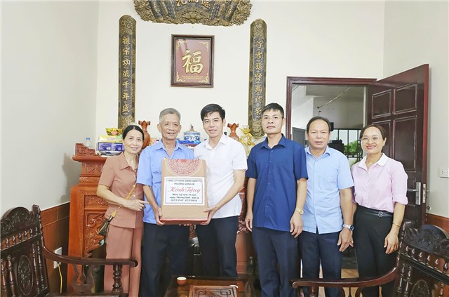 Đồng chí Chủ tịch UBND phường 32Win12 com tại tài khoản thăm hỏi, tặng quà các gia đình chính sách nhân dịp 27/7