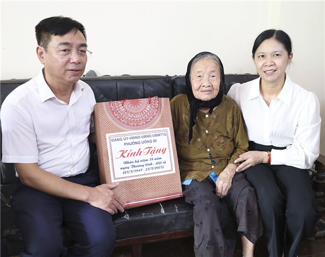 Đồng chí Phó Bí thư Thường Trực 32Win32 link 32win32 com phường 32Win12 com tại tài khoản Đào Ngọc Sơn thăm tặng quà người có công 
