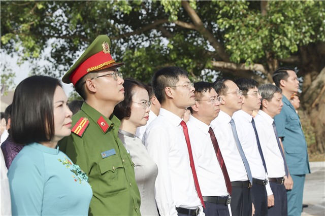 Đoàn đại biểu phường 32Win12 com tại tài khoản dâng hương tưởng niệm các anh hùng liệt sỹ