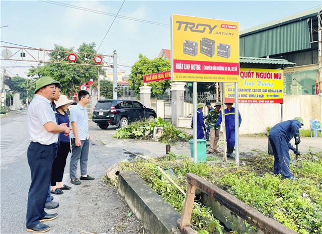 Phó Chủ tịch UBND phường Đào Văn Phức kiểm tra hoạt động ra quân dọn vệ sinh 32Win10 cá cược thể thao