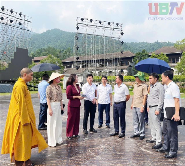 Đồng chí Phó Chủ tịch UBND tỉnh Quảng Ninh kiểm tra thực địa công tác chuẩn bị chương trình công bố giá trị nổi bật toàn cầu Di sản văn hóa thế giới