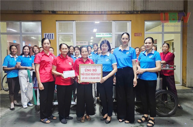 Hội Liên hiệp Phụ nữ phường 32Win12 com tại tài khoản trao hỗ trợ mô hình “Nồi cháo nhân đạo”