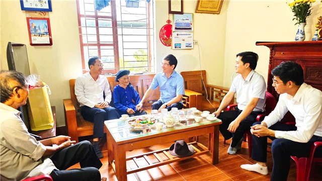 Đồng chí Phó Bí thư 32Win10 bảo mật tối đa Vũ Quyết Tiến thăm, tặng quà Mẹ VNAH và Thầy thuốc nhân dân