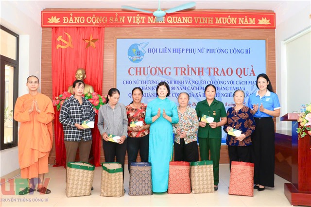 Hội LHPN phường 32Win12 com tại tài khoản trao 50 suất quà cho nữ thương, bệnh binh, người có công với cách mạng 