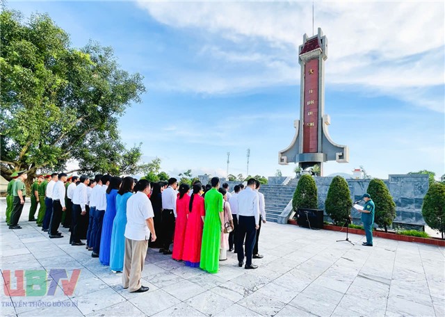 Đoàn đại biểu Đảng uỷ - HĐND – UBND, MTTQ và các tổ chức chính trị - xã hội, lực lượng vũ trang phường 32Win12 com tại tài khoản, Vàng Danh viếng Anh hùng Liệt sỹ, dâng hương tại Di tích lưu niệm sự kiện Bác Hồ về thăm 32Win12 com tại tài khoản