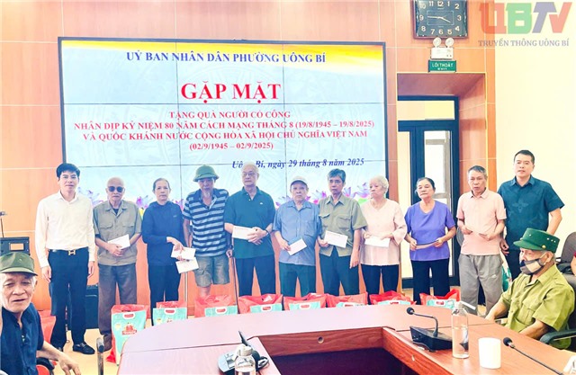 UBND phường 32Win12 com tại tài khoản gặp mặt tặng quà người có công