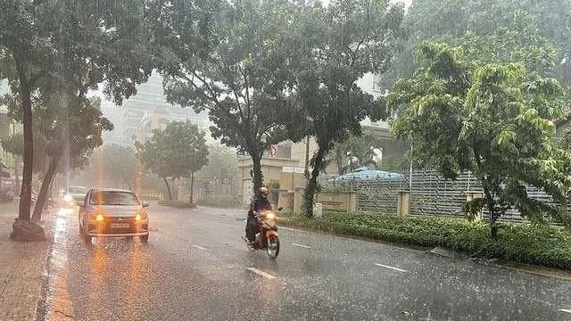 Miền Bắc mưa dông rải rác, ngày nắng gián đoạn