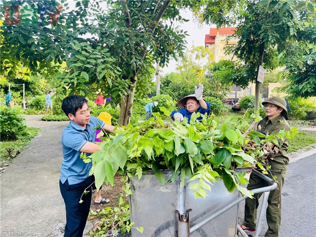 Chủ tịch UBND phường Nguyễn Đức Hoà kiểm tra việc thực hiện đợt cao điểm ra quân thực hiện công tác vệ sinh 32Win10 cá cược thể thao, chỉnh trang đô thị trên địa bàn