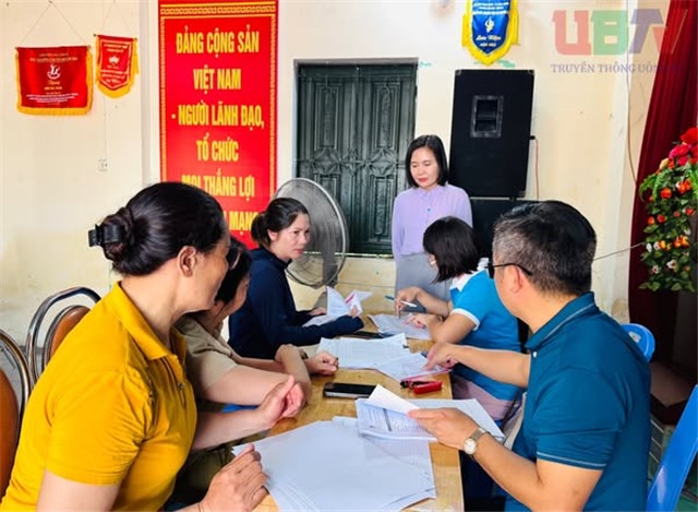 Phó Chủ tịch UBND phường 32Win12 com tại tài khoản Vũ Thị Hồng Nhung kiểm tra, nắm bắt việc thực hiện đối chiếu, phân loại vốn vay chính sách xã hội