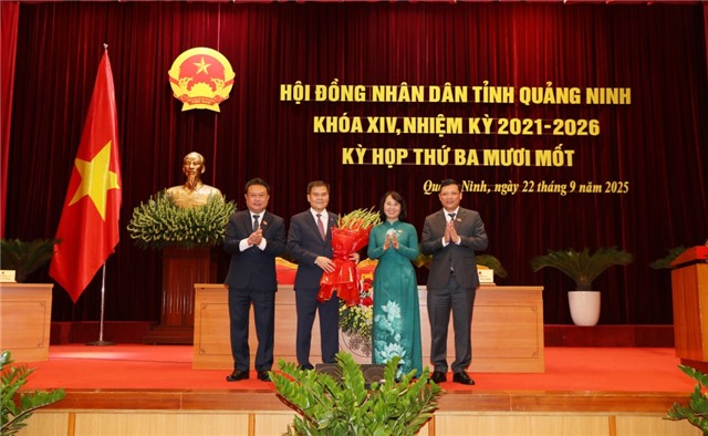 Đồng chí Bùi Văn Khắng được bầu giữ chức vụ Chủ tịch UBND tỉnh Quảng Ninh