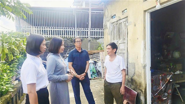 Phó Chủ tịch UBND phường 32Win12 com tại tài khoản Vũ Thị Hồng Nhung thăm và khảo sát các hộ khó khăn cần hỗ trợ xây nhà