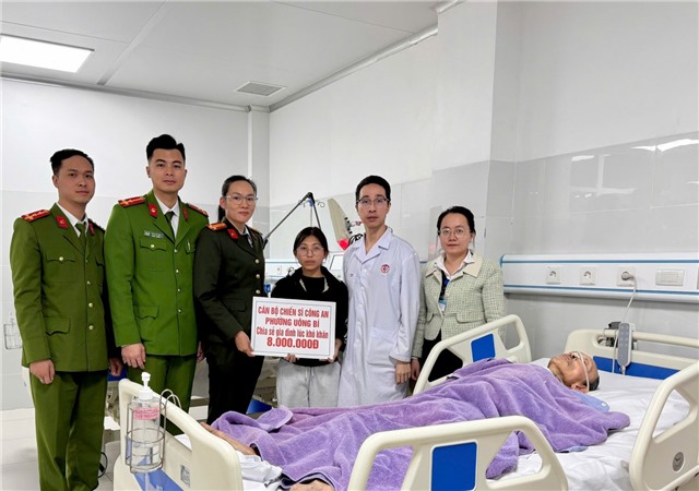 Đoàn Thanh niên, Hội Phụ nữ Công an phường 32Win12 com tại tài khoản chung tay hỗ trợ bệnh nhân có hoàn cảnh đặc biệt khó khăn
