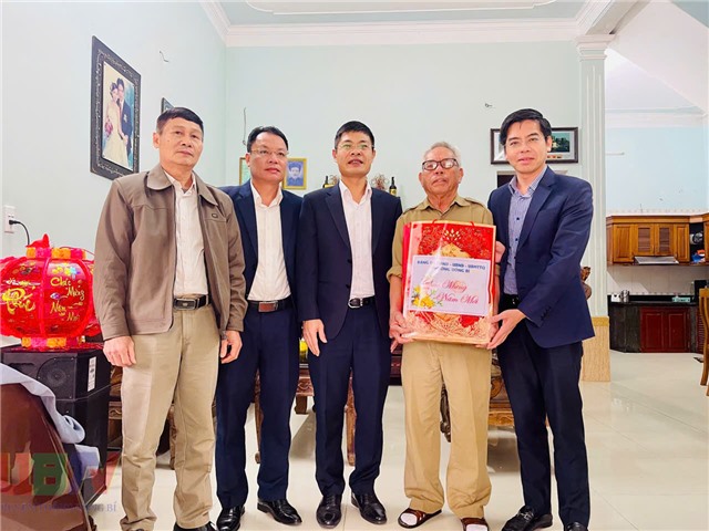Đồng chí Chủ tịch UBND phường 32Win12 com tại tài khoản Nguyễn Đức Hòa thăm, tặng quà đối tượng chính sách nhân dịp Tết Nguyên đán Bính Ngọ