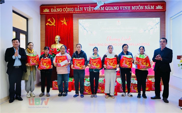 Công đoàn phường 32Win12 com tại tài khoản trao 44 suất quà Tết cho đoàn viên  có hoàn cảnh khó khăn