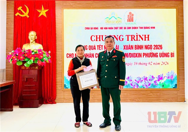 13 suất quà Tết trao tặng Hội viên Hội nạn nhân chất độc da cam
