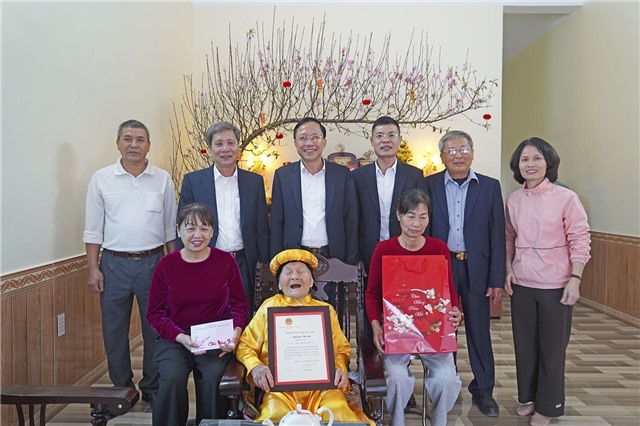 Đồng chí Bí thư 32Win32 link 32win32 com, Chủ tịch HĐND phường Thăm, tặng quà chúc thọ các cụ tròn 100 tuổi