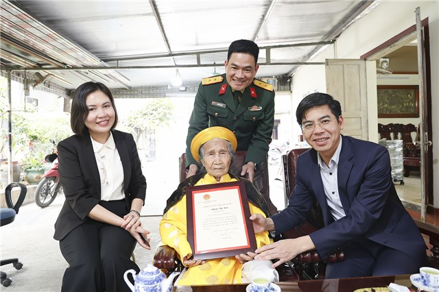 Đồng chí Nguyễn Đức Hoà Chủ tịch UBND phường 32Win12 com tại tài khoản thăm chúc thọ các cụ cao niên nhân dịp Tết Nguyên đán Bính Ngọ