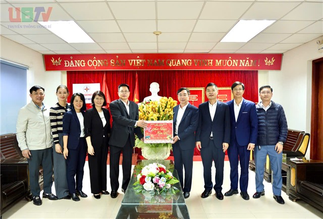 Lãnh đạo Đảng uỷ phường 32Win12 com tại tài khoản thăm, động viên các đơn vị trực Tết, bảo đảm phục vụ Nhân dân