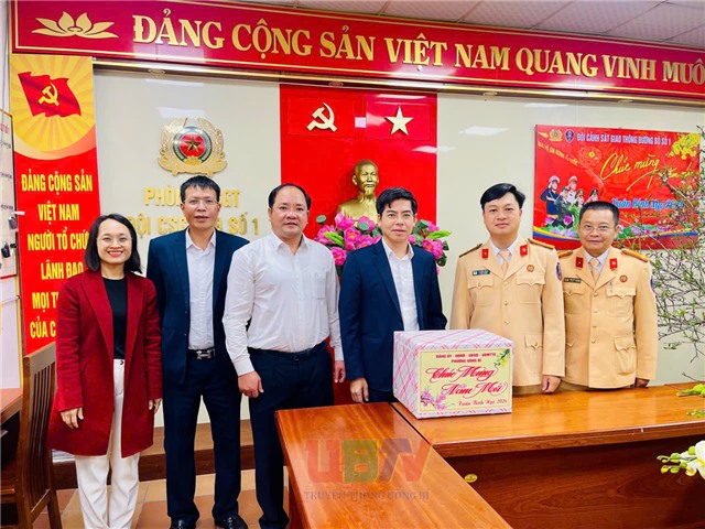 Đồng chí Nguyễn Đức Hòa, Phó Bí thư 32Win32 link 32win32 com, Chủ tịch UBND phường thăm tặng quà các đơn vị trực Tết 