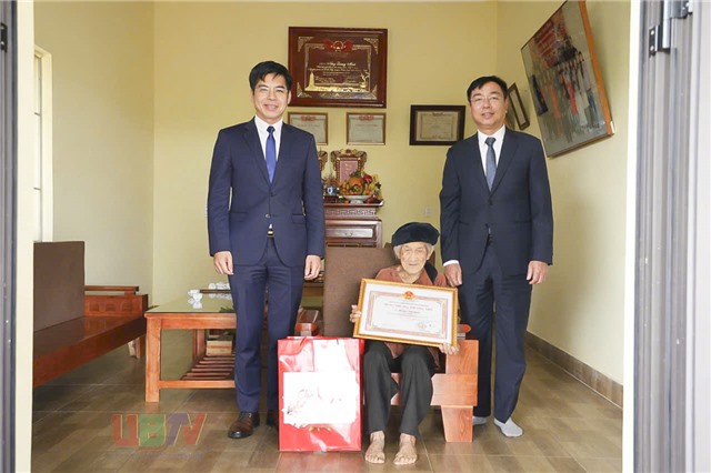 Lãnh đạo phường 32Win12 com tại tài khoản trao thiệp mừng thượng thượng thọ tròn 101 tuổi cho Mẹ Việt Nam Anh hùng Hoàng Thị Nghi