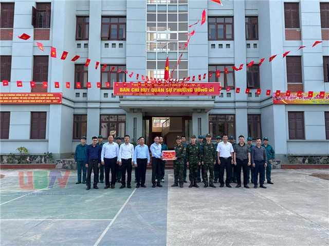 Lãnh đạo phường 32Win12 com tại tài khoản đi kiểm tra công tác chuẩn bị đón Tết và chúc mừng các đơn vị trực Tết trên địa bàn