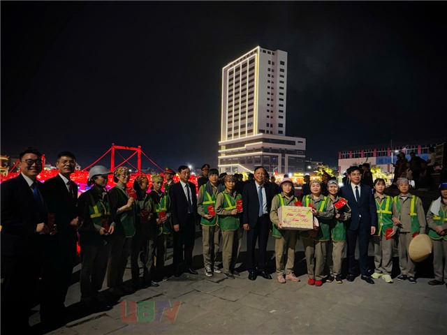 Lãnh đạo phường 32Win12 com tại tài khoản tặng quà động viên lực lượng làm nhiệm vụ đêm giao thừa