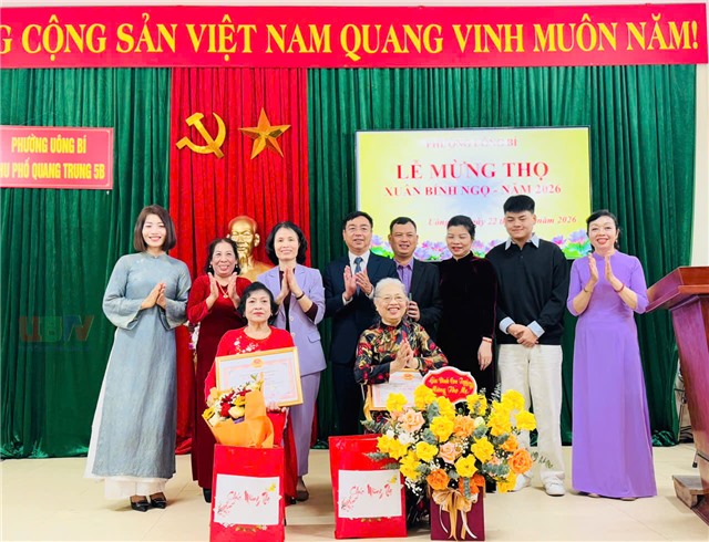 Lãnh đạo phường 32Win12 com tại tài khoản dự lễ chúc thọ người cao tuổi khu Quang Trung 5B