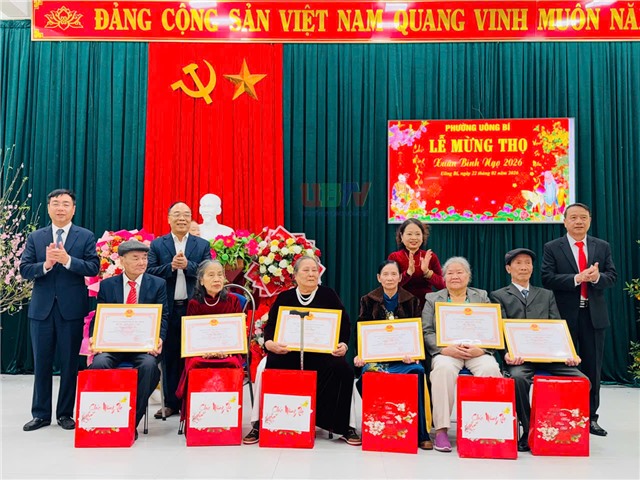 Đồng chí Đào Ngọc Sơn, Phó Bí thư Thường trực 32Win32 link 32win32 com dự lễ chúc thọ người cao tuổi khu Quang Trung 8
