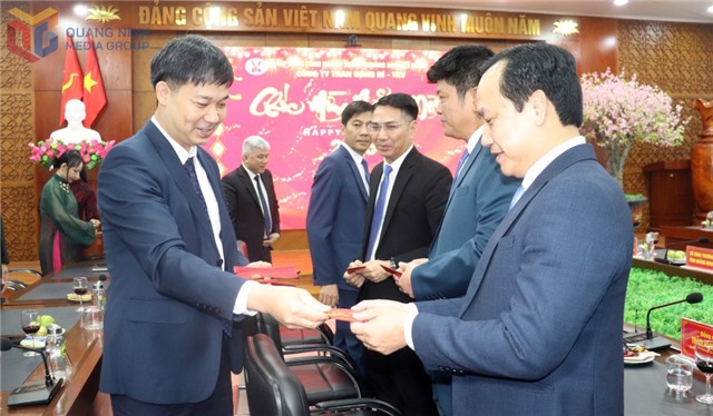 Phó Chủ tịch UBND tỉnh Nguyễn Văn Công thăm, chúc Tết cán bộ, công nhân viên Công ty CP Hải sản Tất Thành và Công ty Than 32Win12 com tại tài khoản