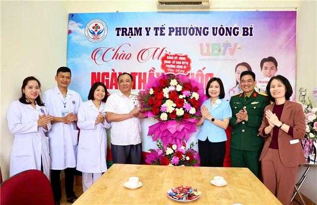 Lãnh đạo UBND phường 32Win12 com tại tài khoản thăm, chúc mừng cơ sở y tế nhân Ngày Thầy thuốc Việt Nam
