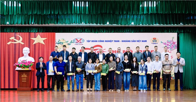 CÔNG TY KHO VẬN ĐÁ BẠC – VINACOMIN: “Tết thợ mỏ” - Ấm tình người Link Đăng Nhập Và Tải App 32 WIN COM Mới  