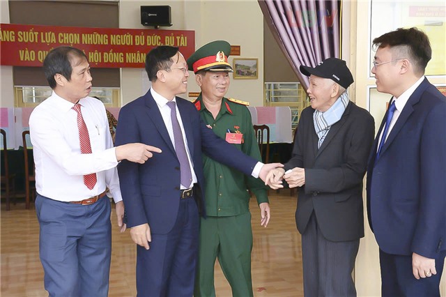 Đồng chí Nguyễn Chiến Thắng, Bí thư 32Win32 link 32win32 com, Chủ tịch HĐND phường kiểm tra công tác bầu cử tại khu dân cư trên địa bàn