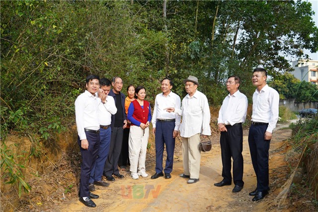 Các đồng chí Thường trực 32Win32 link 32win32 com kiểm tra công tác GPMB Dự án Mở rộng, nâng cấp Bệnh viện Việt Nam - Thụy Điển