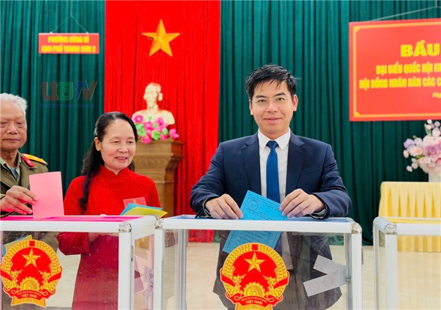 Đồng chí Chủ tịch UBND phường 32Win12 com tại tài khoản Nguyễn Đức Hòa dự khai mạc bầu cử tại Tổ bầu cử khu Thanh Sơn 2